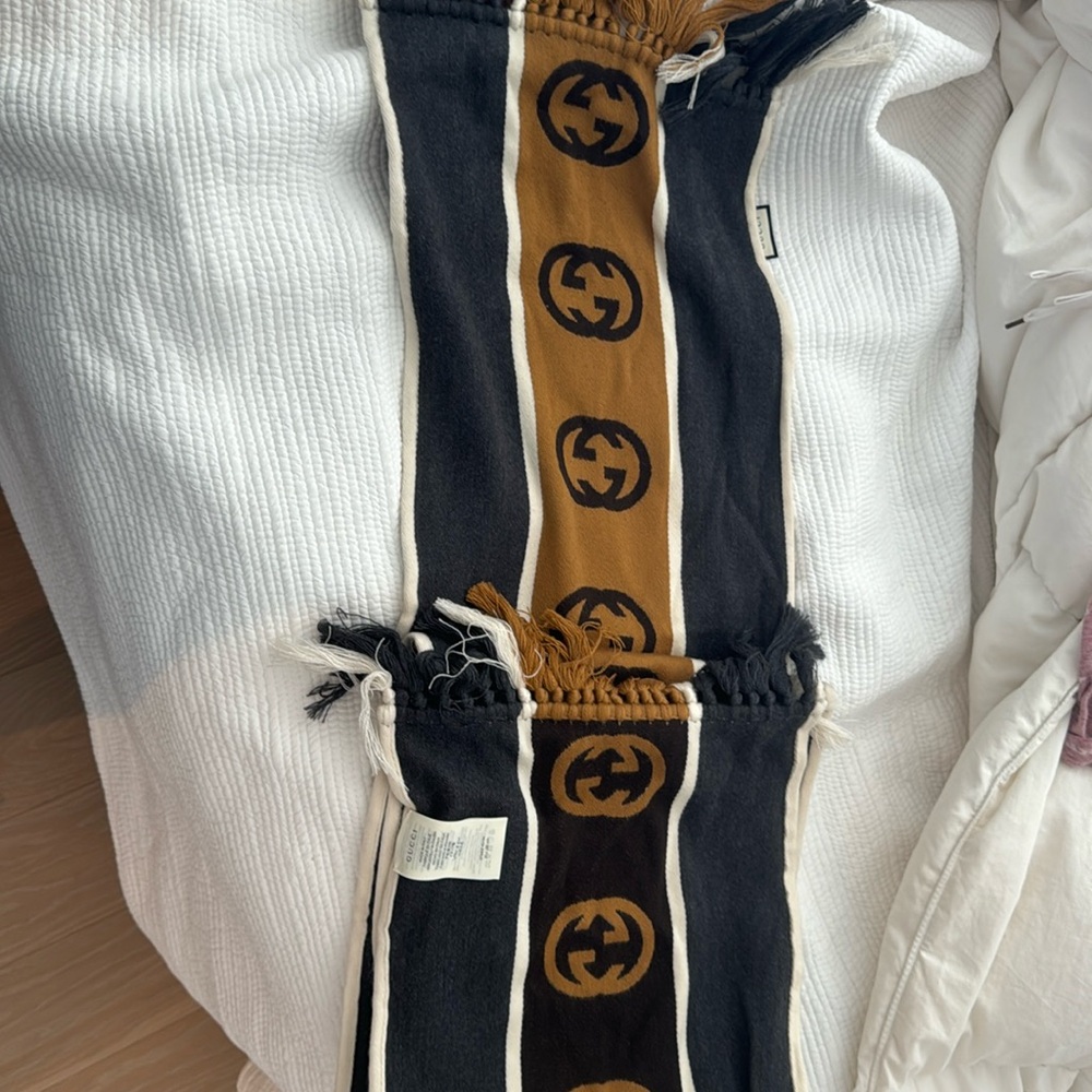 Gucci scarf WORN ONCE so basically new
